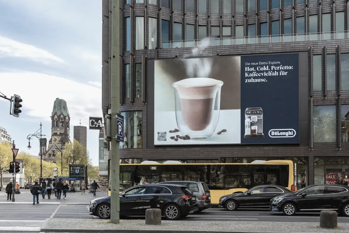 LED-Großformat am Kurfürstendamm: Dampf aus der Kaffeetasse im Spot steigt sichtbar in den Stadtraum auf